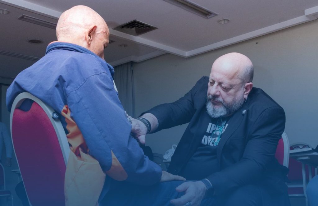 Murillo C. Freitas em prática de meditação, promovendo o silêncio e a conexão com o sexto sentido.