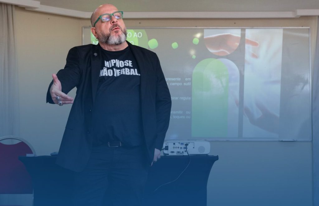 Murillo C. Freitas em prática de meditação ou energia, promovendo a ativação da Kundalini e o equilíbrio dos chakras.