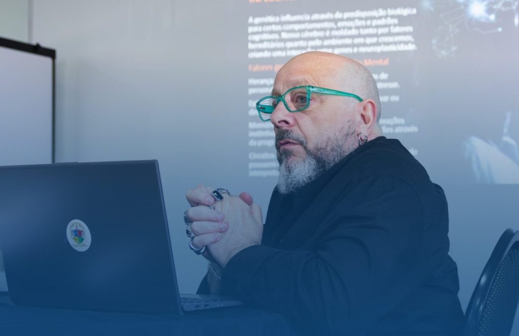 Murillo C. Freitas em reflexão, simbolizando a paz interna e a libertação do passado através do perdão e hipnose.