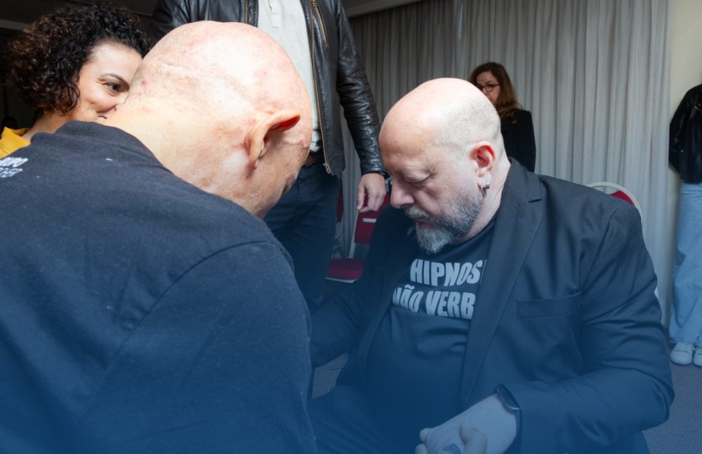 Murillo C. Freitas observando serenamente, simbolizando a lucidez e a distinção entre opinião e realidade.