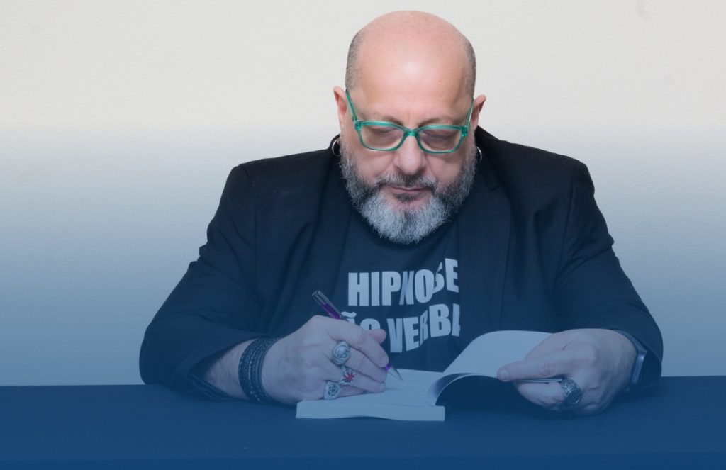 Pessoa olhando o celular ao acordar, representando a ansiedade contemporânea e o estímulo contínuo