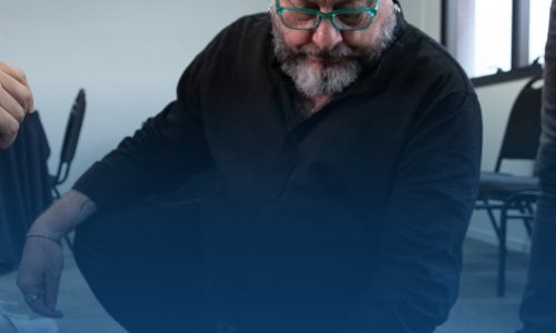 Às vezes o primeiro sinal nem é um pensamento. É um aperto, uma alteração na respiração, uma inquietação difícil de localizar. A interpretação vem depois.