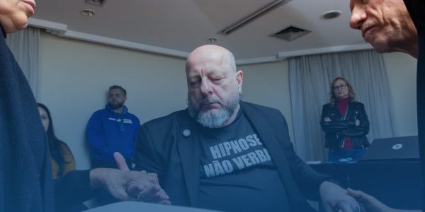 Murillo C. Freitas em uma postura de clareza e autoridade, simbolizando a liberdade e a autonomia recuperadas após o processo de parar de fumar.