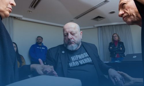 Murillo C. Freitas em uma postura de clareza e autoridade, simbolizando a liberdade e a autonomia recuperadas após o processo de parar de fumar.