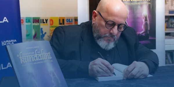Murillo C. Freitas segurando seu livro "O Despertar da Kundalini", com o selo de destaque do Portal Terra.