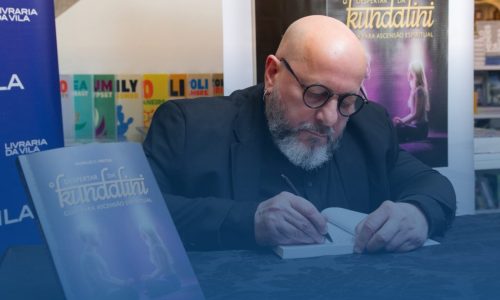 Murillo C. Freitas segurando seu livro "O Despertar da Kundalini", com o selo de destaque do Portal Terra.