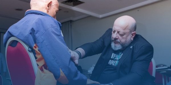 Murillo C. Freitas em prática de meditação, promovendo o silêncio e a conexão com o sexto sentido.
