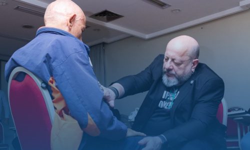 Murillo C. Freitas em prática de meditação, promovendo o silêncio e a conexão com o sexto sentido.