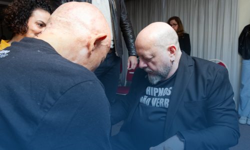 Murillo C. Freitas observando serenamente, simbolizando a lucidez e a distinção entre opinião e realidade.