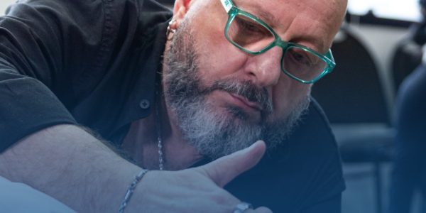 Murillo C. Freitas em uma imagem que transmite foco e discernimento, representando a lucidez necessária para distinguir persistência de teimosia.