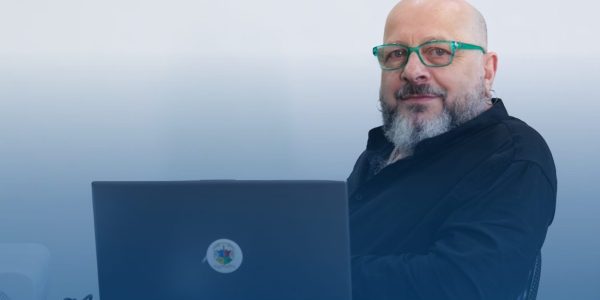 Murillo C. Freitas refletindo sobre julgamento e consciência, ensinando práticas para autoconhecimento e bem-estar.