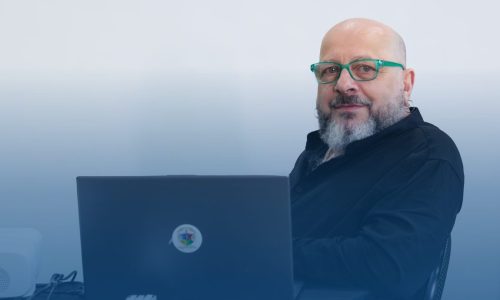 Murillo C. Freitas refletindo sobre julgamento e consciência, ensinando práticas para autoconhecimento e bem-estar.
