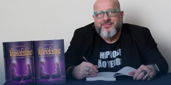 Despertar da Kundalini e ativação da energia interior para transformação espiritual e autoconhecimento.