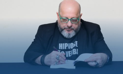 Pessoa olhando o celular ao acordar, representando a ansiedade contemporânea e o estímulo contínuo