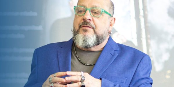 Murillo C. Freitas em sessão de Hipnose Não Verbal, ensinando práticas para saúde plena e bem-estar.
